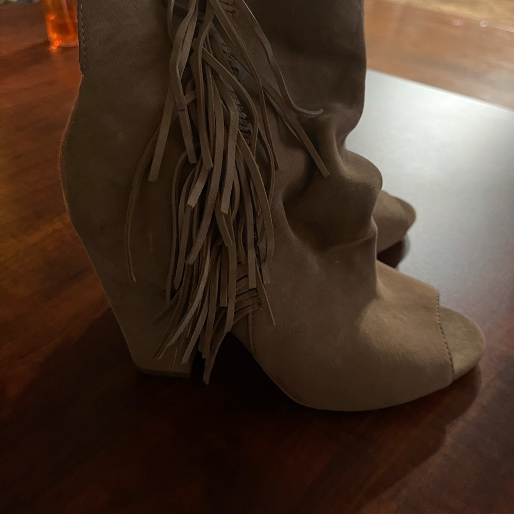 Cute fringe tan open toe boots! Perfect for fall!